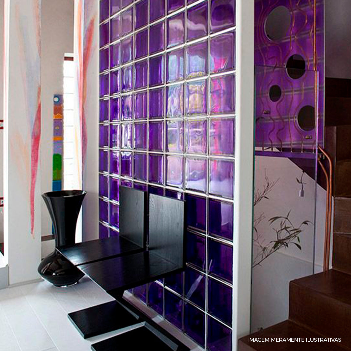 Tijolo Bloco De Vidro Colors 19x19x8 Un Tradestar - Parede de blocos de vidro coloridos em tom de verde, ideal para divisórias e decoração de ambientes internos e externos, proporcionando claridade e um design moderno. Veja exemplos de aplicação em casas, escritórios e projetos comerciais.