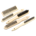 Kit com 5 escovas de aço com cabo de madeira Tradestar para limpeza e preparação de superfícies. Conjunto multiuso com diferentes modelos para diversas aplicações, ideal para remover ferrugem, sujeira e resíduos em projetos de bricolagem e uso geral.