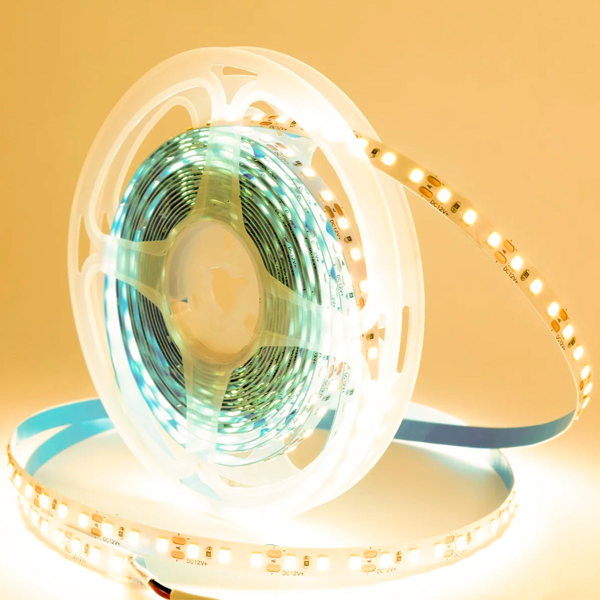 Fita LED 2835 em rolo de 5 metros, com 120 LEDs por metro, 12V, IP20, 10W/m, ideal para iluminação ambiente e decoração. Apresenta variação de cores e fácil instalação autoadesiva. Ideal para destacar arquitetura e criar atmosferas personalizadas.