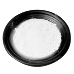 Dióxido de Titânio SR-2377 Pigmento Branco 500g Rutilo em tigela preta. Pigmento mineral branco de alta qualidade para uso em tintas, cosméticos e alimentos. Ideal para dar brilho, opacidade e melhorar a consistência dos produtos.