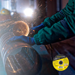 Kit com 10 discos de corte para metal 4.1/2" (115x1,6mm) Trade Star em uso, cortando aço, com faíscas. Ferramenta ideal para cortes precisos em aço e aço inox, indicada para profissionais de construção e indústria. Embalagem com 10 unidades, pronta entrega e envio imediato.