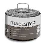 Arame Farpado Tração Tradestar 250kgf 1,52mm 500m em rolo, ideal para segurança de propriedades. Possui camada de zinco de 60gr/m², diâmetro de 1,52mm e espaçamento entre farpas de 127mm. Atende à norma ABNT NBR 63172020.