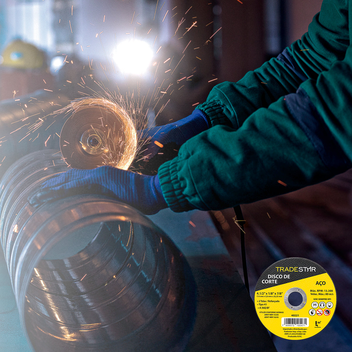Kit com 10 discos de corte para metal 115x3,0mm com furo de 22/23mm, ideal para cortes precisos em aço e outros metais. Ferramenta de alta durabilidade para uso em esmerilhadeiras angulares. Imagem mostra o disco em ação, com faíscas, demonstrando sua eficiência em projetos de construção e indústria.