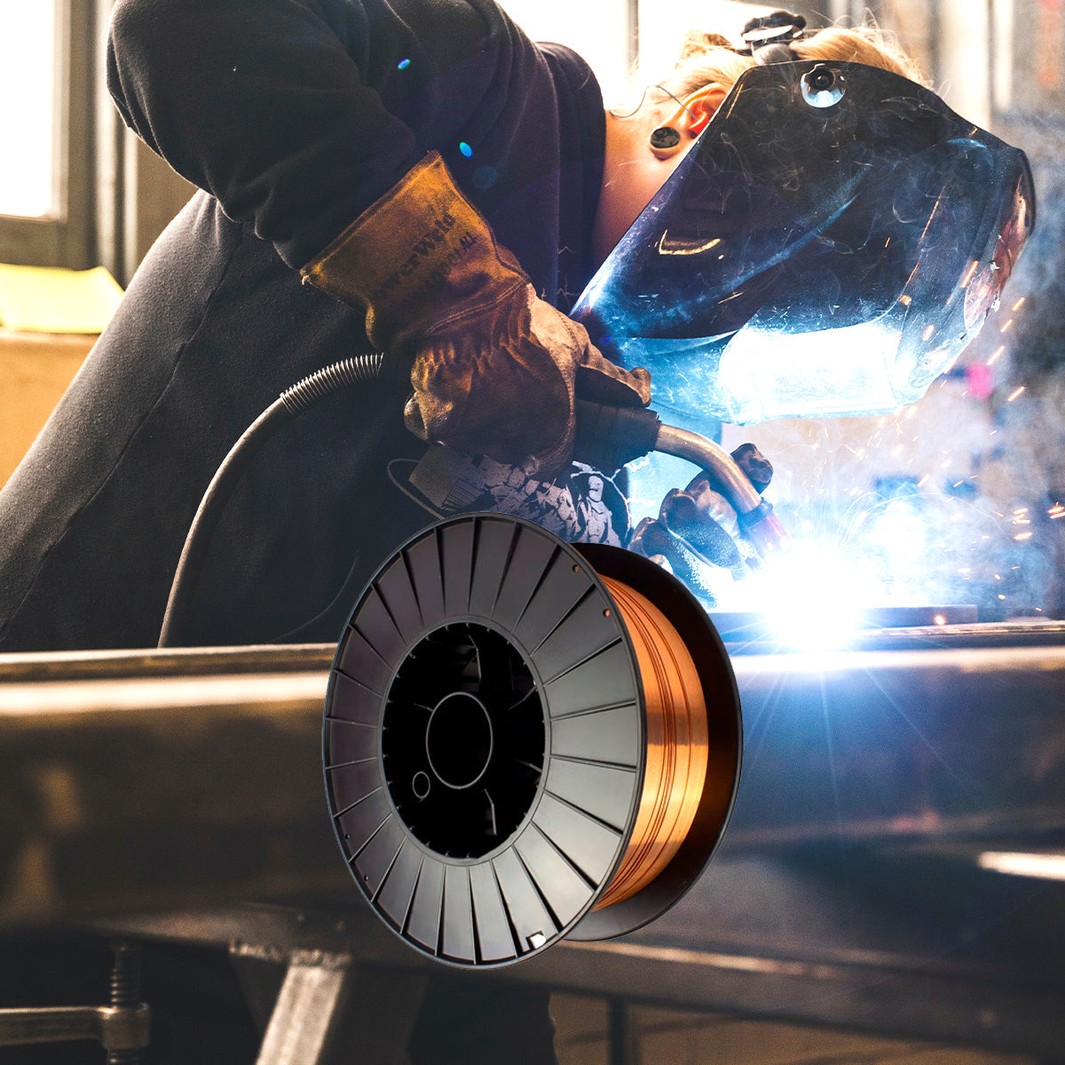 Arame de Solda MIG 1,2mm 15kg ER70S-6 Tradestar em uso. Soldador utilizando o arame para soldagem com gás, demonstrando a aplicação e eficiência do produto em projetos de solda de aço carbono e baixa liga.