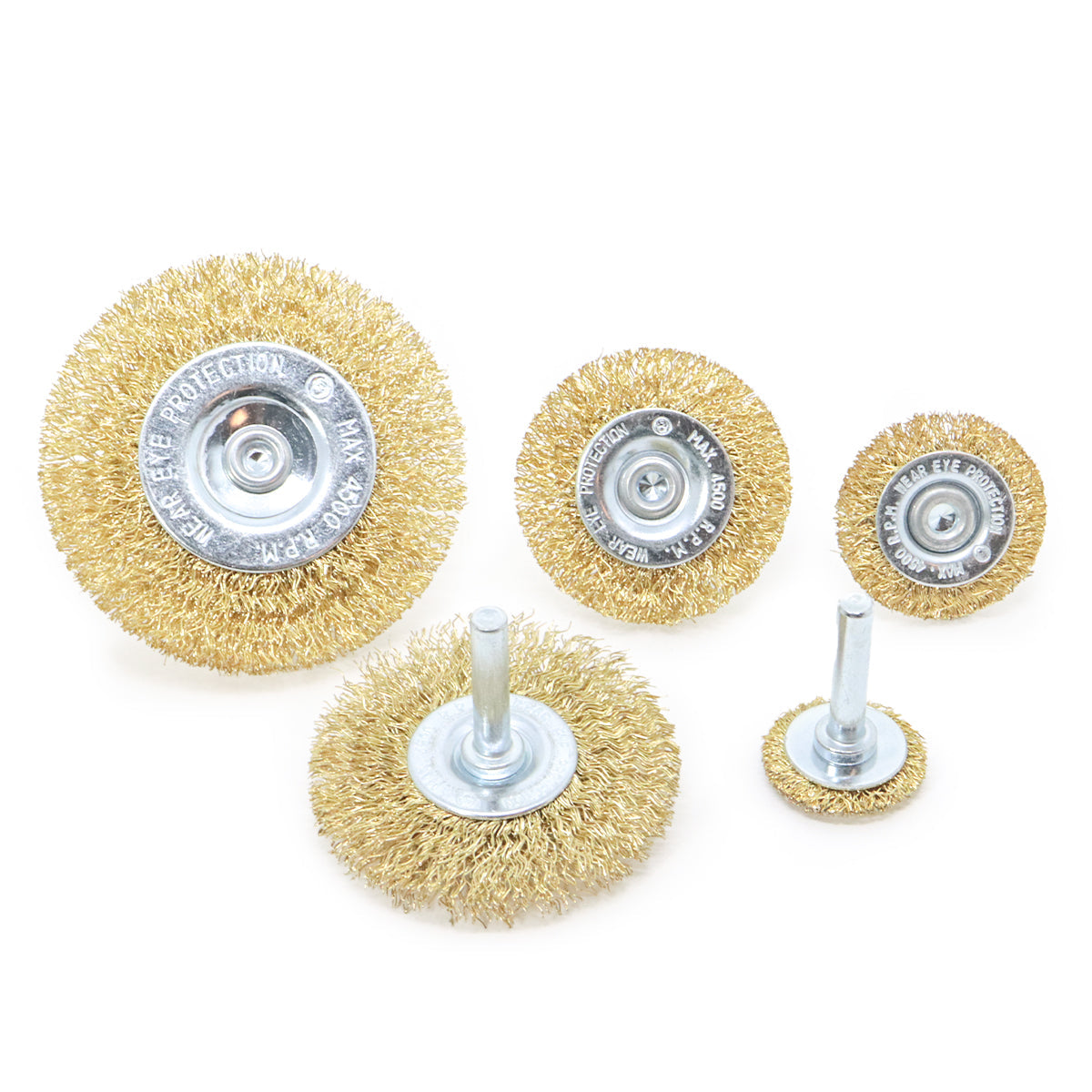 Kit com 50 escovas de aço circular para furadeira com haste de 1/4". Conjunto de escovas de aço carbono latonado de diferentes tamanhos (1", 1.1/2", 2", 2.1/2" e 3") para limpeza e preparação de superfícies. Ideal para uso em furadeiras, com haste de 1/4" e rotação máxima de 4500 RPM.  Inclui 10 unidades de cada tamanho, totalizando 50 peças.