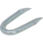 Grampo Tipo U Galvanizado Tradestar para cerca de arame farpado e liso, saco de 1kg. Ideal para fixação de cercas, alambrados e telas, com alta resistência e durabilidade. Grampo em aço galvanizado, resistente à corrosão.