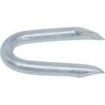 Grampo Tipo U Galvanizado Tradestar para cerca de arame farpado e liso, 1x9, saco de 1kg. Ideal para fixação de cercas, alambrados e telas, com alta resistência e durabilidade. Grampo em aço galvanizado, resistente à corrosão.