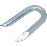 Grampo Tipo U Galvanizado Tradestar para cerca de arame farpado e liso, saco de 1kg. Ideal para fixação de cercas, alambrados e telas, com alta resistência e durabilidade. Grampo em aço galvanizado, cor cinza.