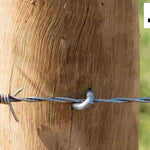 Grampo Tipo U Galvanizado Tradestar 1x9 fixando arame farpado em mourão de cerca de madeira. Ideal para cercas e alambrados, resistente e durável. Saco com 1kg. JJC Ferramentas.