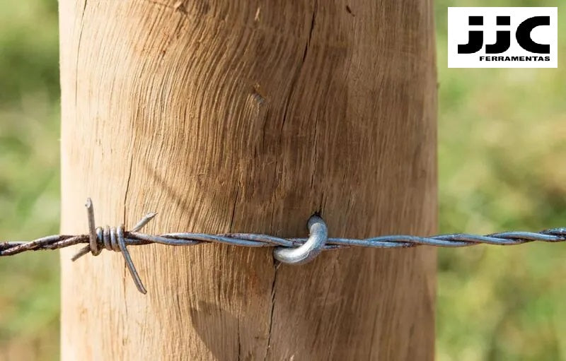 Grampo Tipo U Galvanizado Tradestar 1x9 fixando arame farpado em mourão de cerca de madeira. Ideal para cercas e alambrados, resistente e durável. Saco com 1kg. JJC Ferramentas.