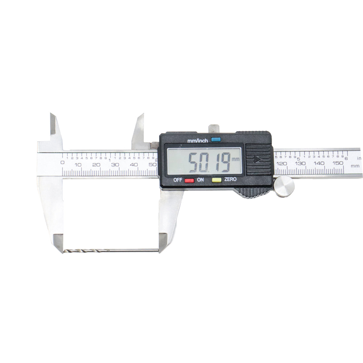 Broca em HSS Aço Rápido Tradestar sendo medida com paquímetro digital, mostrando o diâmetro de 2mm e comprimento de 49mm, ideal para perfuração em metais.