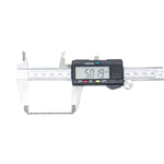 Broca em HSS Aço Rápido Tradestar sendo medida com paquímetro digital, mostrando o diâmetro de 2mm e comprimento de 49mm, ideal para perfuração em metais.