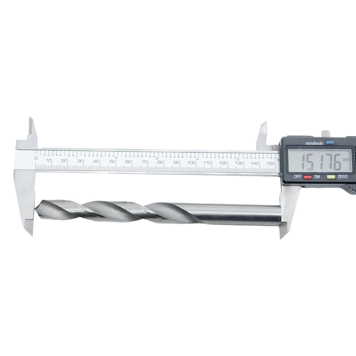 Broca em HSS Aço Rápido DIN 338 1/2" Tradestar sendo medida com paquímetro digital, mostrando o diâmetro e comprimento da broca. Ideal para perfuração em metais, madeira e plástico. Kit com 50 unidades.