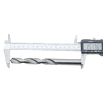 Broca em HSS Aço Rápido DIN 338 1/2" Tradestar sendo medida com paquímetro digital, mostrando o diâmetro e comprimento da broca. Ideal para perfuração em metais, madeira e plástico. Kit com 50 unidades.