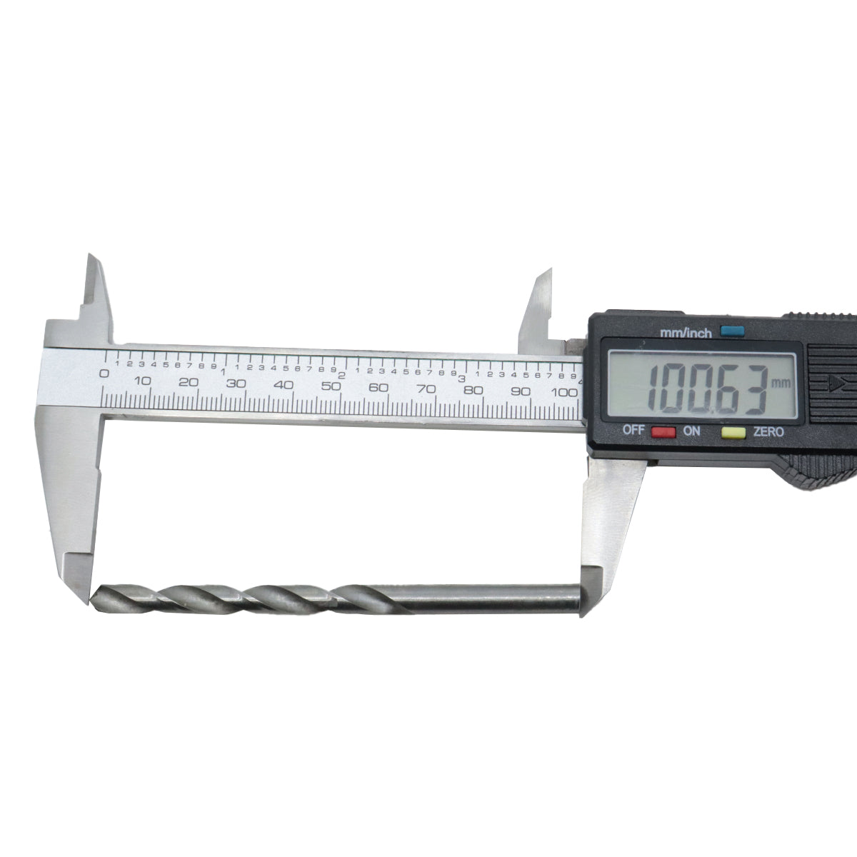 Broca em HSS Aço Rápido DIN 338 1/4" Tradestar sendo medida com um paquímetro digital, mostrando o comprimento de 100.63mm. Ideal para perfuração precisa em metal, madeira e plástico. Pacote com 100 unidades.