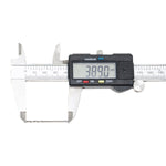 Broca em HSS Aço Rápido DIN 338 1/6" Tradestar sendo medida com paquímetro digital mostrando 38.90mm, ideal para perfuração em metais. Embalagem com 100 unidades.