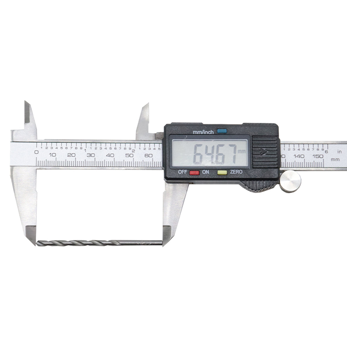 Broca em HSS Aço Rápido DIN 338 1/8" Tradestar sendo medida com paquímetro digital, mostrando o diâmetro e comprimento da broca para perfuração em metais, madeira e plástico. Pacote com 100 unidades.