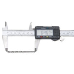 Broca em HSS Aço Rápido DIN 338 1/8" Tradestar sendo medida com paquímetro digital, mostrando o diâmetro e comprimento da broca para perfuração em metais, madeira e plástico. Pacote com 100 unidades.