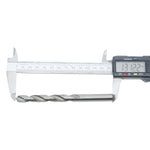 Broca em HSS Aço Rápido DIN 338 10x133mm Tradestar sendo medida com paquímetro digital, mostrando o comprimento total de 131.22mm. Kit com 50 unidades, ideal para perfuração em metais, madeira e plástico. Ferramenta de alta qualidade para profissionais e hobbistas.