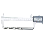Broca em HSS Aço Rápido DIN 338 11x142mm Tradestar sendo medida com paquímetro digital, mostrando o comprimento de 140.22mm. Kit com 50 unidades, ideal para perfuração em metais, madeira e plástico. Ferramenta de alta qualidade para profissionais e hobbistas.