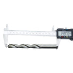 Broca em HSS Aço Rápido DIN 338 12x151mm Tradestar sendo medida com um paquímetro digital, mostrando o comprimento de 148.73mm. Ideal para perfuração precisa em metal, madeira e plástico. Kit com 50 unidades, durabilidade e eficiência garantidas.