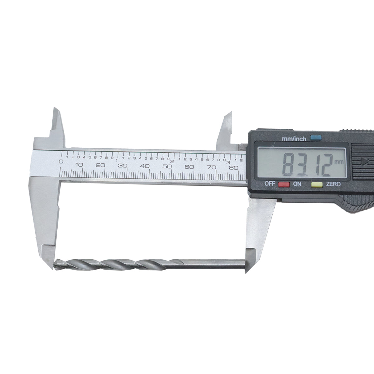 Broca em HSS Aço Rápido DIN 338 13/64" Tradestar sendo medida com paquímetro digital, mostrando o diâmetro e precisão da ferramenta. Kit com 100 unidades para perfuração em metal, madeira e plástico. Ferramenta de alta qualidade e durabilidade para uso profissional e hobby.