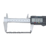 Broca em HSS Aço Rápido DIN 338 13/64" Tradestar sendo medida com paquímetro digital, mostrando o diâmetro e precisão da ferramenta. Kit com 100 unidades para perfuração em metal, madeira e plástico. Ferramenta de alta qualidade e durabilidade para uso profissional e hobby.