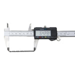 Broca em HSS Aço Rápido DIN 338 3.2x65mm Tradestar sendo medida com paquímetro digital, mostrando o comprimento de 64.23mm. Kit com 100 unidades, ideal para perfuração em metais.
