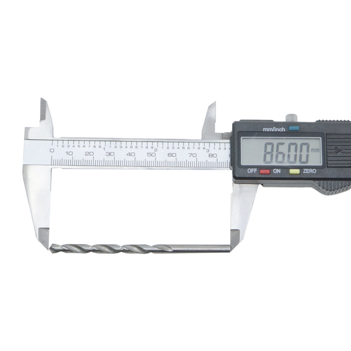 Broca em HSS Aço Rápido DIN 338 3/16" Tradestar sendo medida com paquímetro digital, mostrando o comprimento total de 86mm. Ferramenta ideal para perfuração precisa em metais, madeira e plástico.