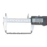 Broca em HSS Aço Rápido DIN 338 3/16" Tradestar sendo medida com paquímetro digital, mostrando o comprimento total de 86mm. Ferramenta ideal para perfuração precisa em metais, madeira e plástico.