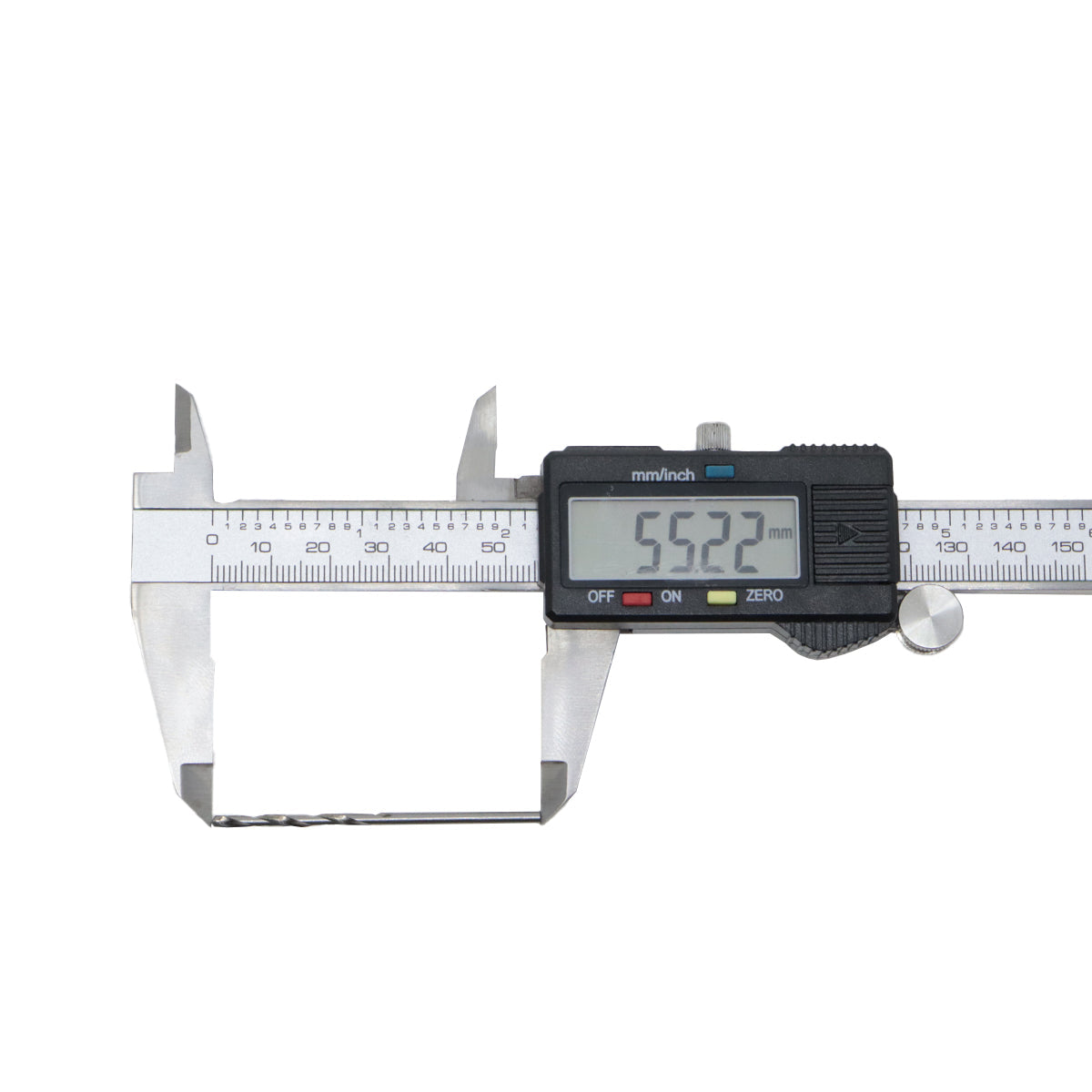 Broca em HSS Aço Rápido DIN 338 3/32" Tradestar sendo medida com paquímetro digital, mostrando o diâmetro de 55.22mm. Kit com 100 unidades, ideal para perfuração em metais. Ferramenta de alta qualidade para profissionais e hobbistas.