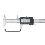 Broca em HSS Aço Rápido DIN 338 3x61MM Tradestar sendo medida com paquímetro digital, mostrando o comprimento de 60.98mm. Kit com 100 unidades, ideal para perfuração em metais.