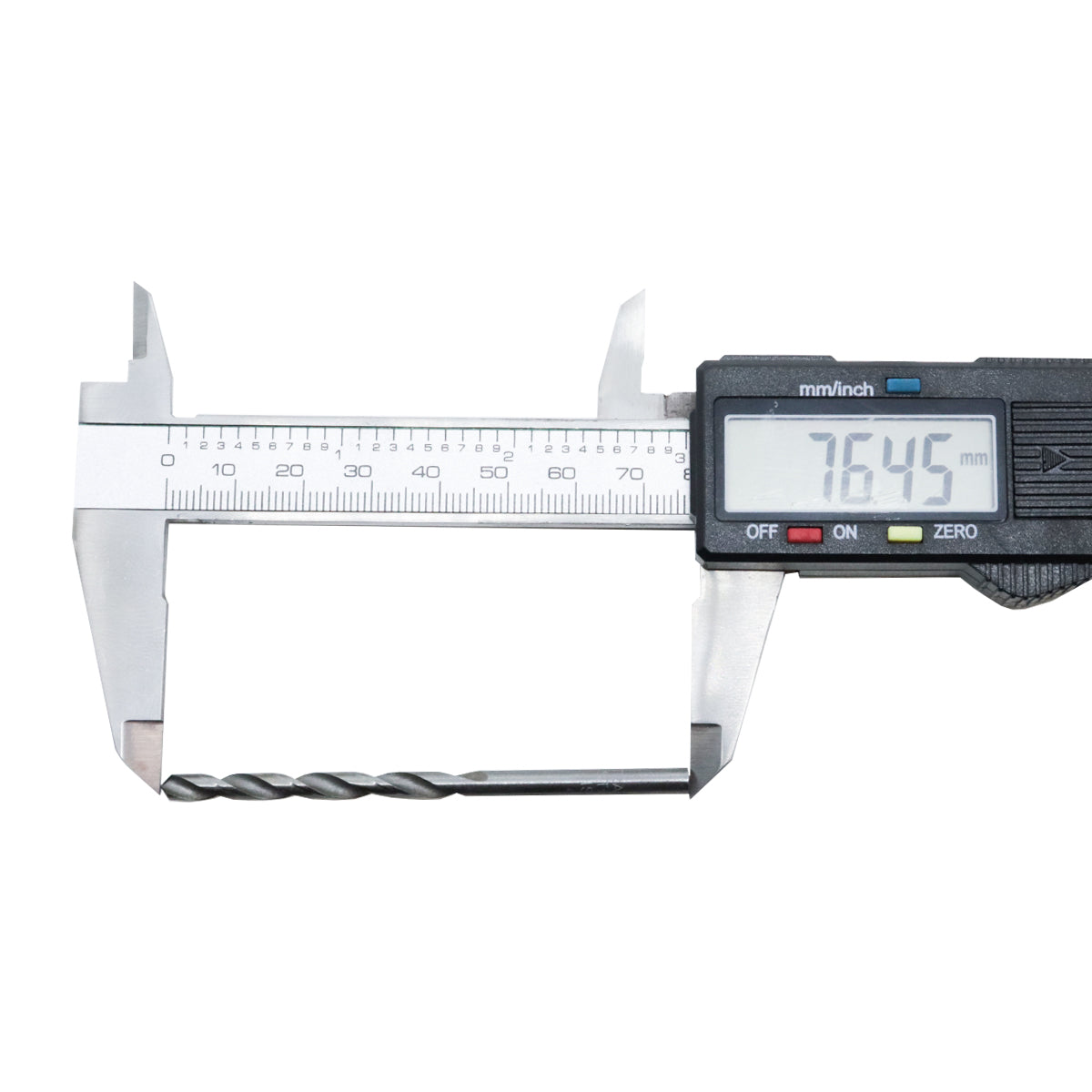 Broca em HSS Aço Rápido DIN 338 4x75mm Tradestar sendo medida com paquímetro digital, mostrando o diâmetro e comprimento da broca. Ideal para perfuração em metal, madeira e plástico. Kit com 100 unidades.