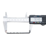 Broca em HSS Aço Rápido DIN 338 4x75mm Tradestar sendo medida com paquímetro digital, mostrando o diâmetro e comprimento da broca. Ideal para perfuração em metal, madeira e plástico. Kit com 100 unidades.