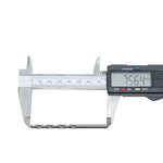 Broca em HSS Aço Rápido DIN 338 5/32" Tradestar sendo medida com um paquímetro digital, mostrando o comprimento de 75.64mm. Kit com 100 unidades, ideal para perfuração em metais.