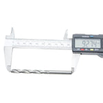 Broca em HSS Aço Rápido DIN 338 6X93MM Tradestar sendo medida com paquímetro digital, mostrando o comprimento de 92.74mm. Kit com 100 unidades para perfuração precisa em metal, madeira e plástico. Ferramenta de alta durabilidade e eficiência para profissionais e hobbistas.
