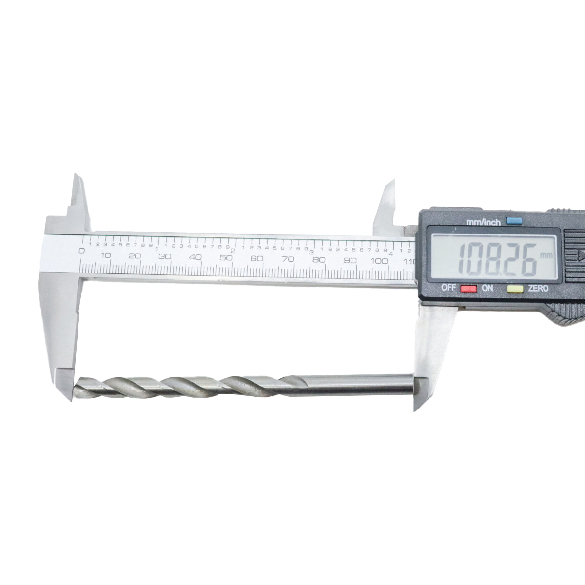 Broca em HSS Aço Rápido DIN 338 7x109MM Tradestar sendo medida com paquímetro digital, mostrando o comprimento de 108.26mm. Ferramenta de perfuração para metal, madeira e plástico, ideal para profissionais e hobbistas.
