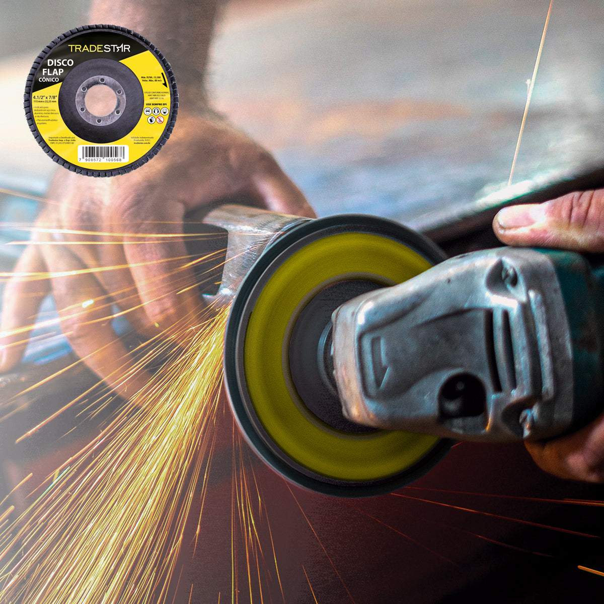Disco Flap Cônico 4.1/2 Grão 50 Tradestar em uso com esmerilhadeira, ideal para acabamento em metais e madeira. Ferramenta para uso industrial e projetos de construção. Grão 50 para acabamento suave e preciso.