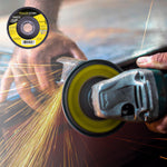 Disco Flap Cônico 4.1/2 Grão 50 Tradestar em uso com esmerilhadeira, ideal para acabamento em metais e madeira. Ferramenta para uso industrial e projetos de construção. Grão 50 para acabamento suave e preciso.