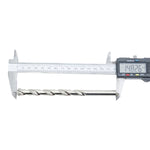 Broca para concreto 12x150mm sendo medida com paquímetro digital, mostrando o comprimento de 148.26mm. Kit com 50 unidades, ideal para uso em furadeira. Ferramenta de ponta de metal duro para perfuração precisa em concreto, pedra e alvenaria.