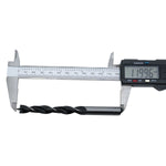 Broca para madeira Tradestar de aço carbono com 3 pontas, 10x120mm, sendo medida com um paquímetro digital mostrando aproximadamente 120mm de comprimento. Ferramenta ideal para perfurações precisas em madeira.