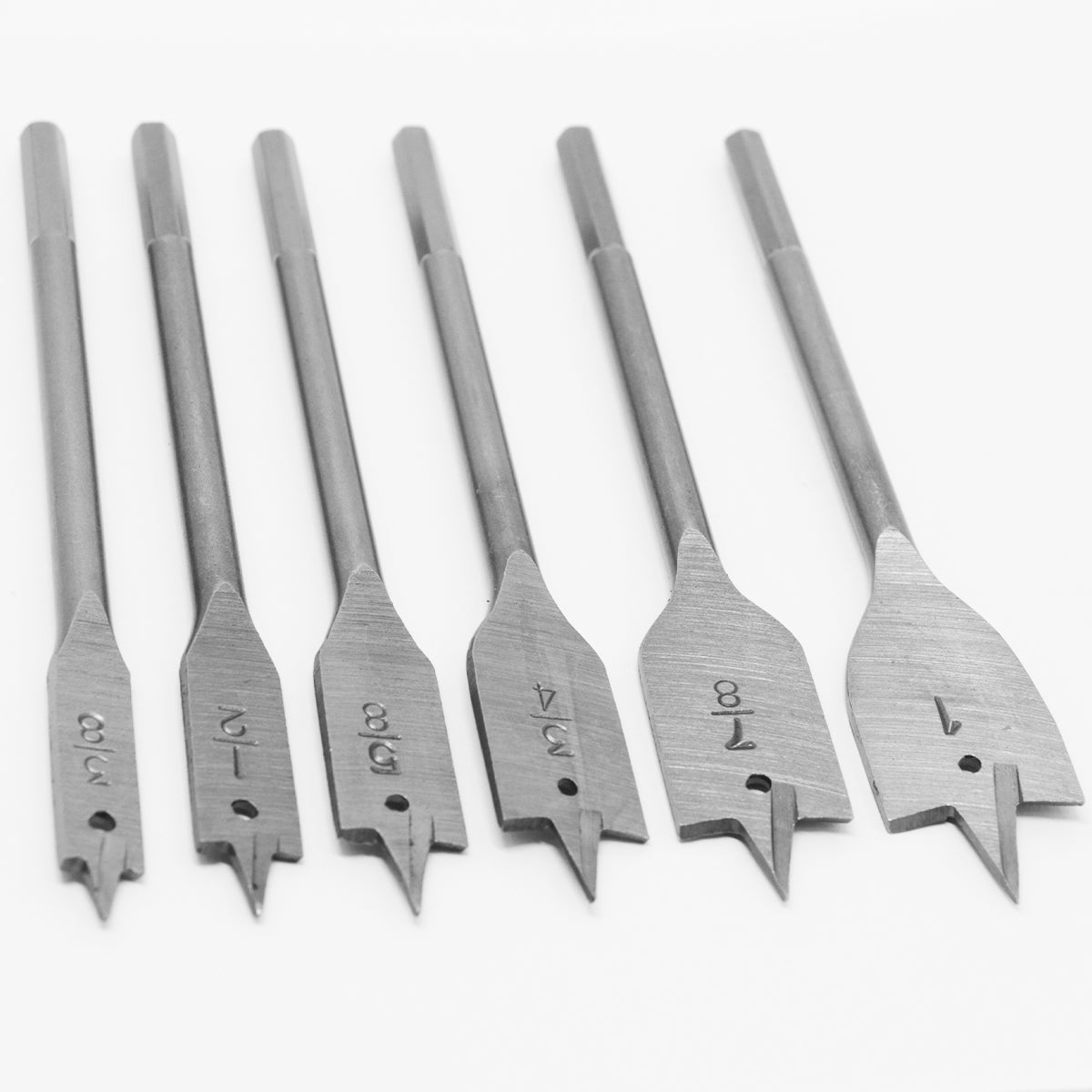 Jogo de Brocas Chatas para Madeira Tradestar com 6 peças, tamanhos 3/8", 1/2", 5/8", 3/4", 7/8" e 1". Brocas de aço carbono com encaixe hexagonal, ideais para perfurações precisas em madeira, MDF e compensado. Kit de ferramentas para marceneiros, carpinteiros e projetos DIY.