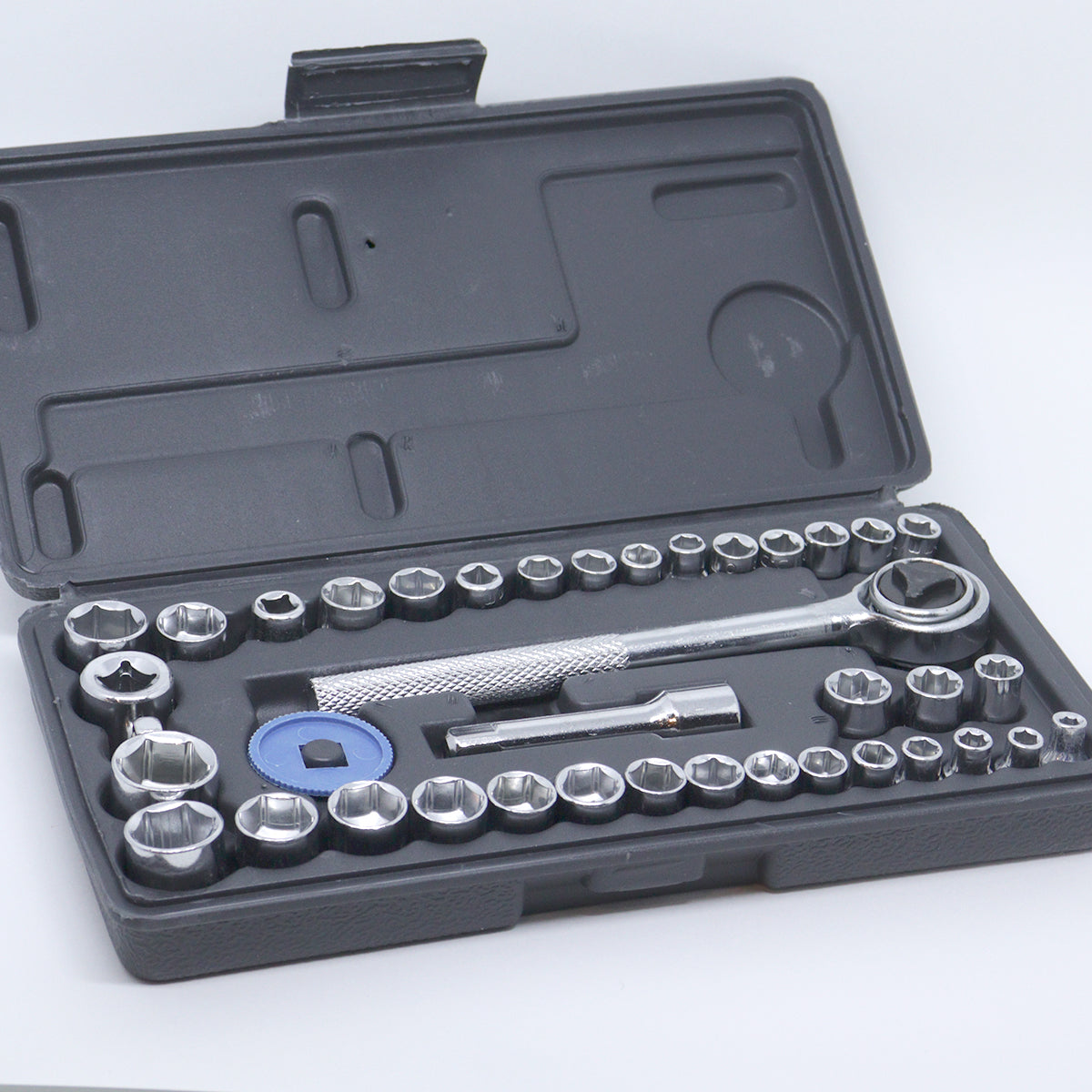 Jogo de Soquetes Sextavados Chave Catraca 40 peças Tradestar - Kit completo para aperto e desaperto de parafusos e porcas, ideal para mecânica automotiva, reparos e manutenção. Inclui soquetes de diversas medidas, chave catraca, extensores e estojo organizador.