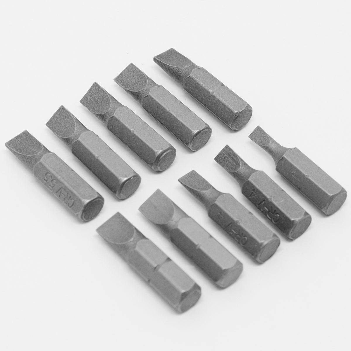 Jogo de Bits Ponta Tipo Fenda 10 Peças em Aço Tradestar - Kit completo para parafusadeiras e chaves manuais, ideal para diversas aplicações como montagem de móveis, manutenção automotiva e eletrônica. Bits de alta resistência e precisão, com tamanhos variados para diferentes necessidades.