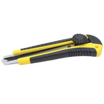 Estilete profissional 18mm Tradestar com cabo emborrachado e trava. Ferramenta de corte ideal para trabalhos precisos em diversos materiais, como papel, papelão, tecido e plástico. Possui lâmina afiada e design ergonômico para maior conforto e segurança.