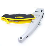 Estilete Faca Pro Corte Metal Tradestar com 5 lâminas trapezoidais de 18mm, ideal para cortes precisos em diversos materiais. Possui corpo em metal resistente, empunhadura emborrachada, trava de segurança e compartimento para lâminas extras.