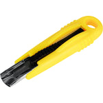 Estilete Auto Retrátil 14Cm Cabo Emborrachado Tradestar amarelo, ferramenta de corte retrátil para uso profissional e doméstico, ideal para cortar papel, papelão, tecidos e plásticos. Possui lâmina de alta qualidade, segurança com retorno automático e cabo ergonômico.