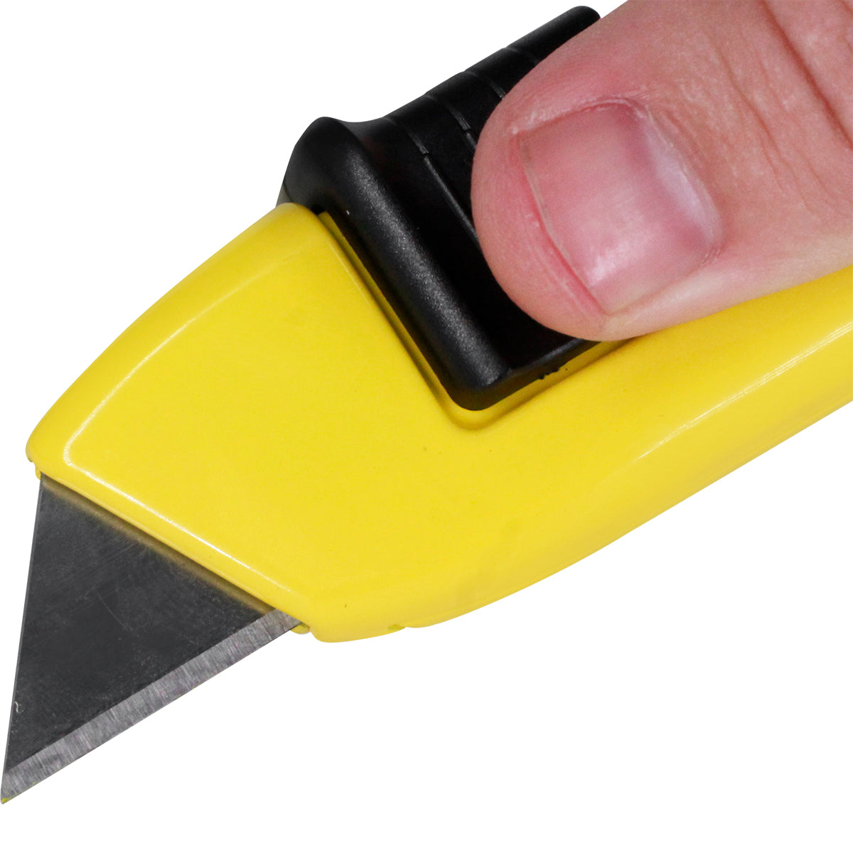 Estilete Automático Autorretrátil Trapezoidal 18mm amarelo com lâmina exposta e dedo pressionando o botão de segurança. Ferramenta ideal para cortar papel, papelão, tecidos e plásticos. Possui lâmina de alta qualidade, canal para corte de fitilhos, alta durabilidade e mecanismo de segurança autorretrátil.