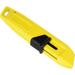 Estilete Automático Autorretrátil Trapezoidal 18MM amarelo, ideal para cortar papel, papelão, tecidos e plásticos. Possui lâmina de alta qualidade, canal para corte de fitilhos, alta durabilidade e mecanismo de segurança autorretrátil. Ferramenta versátil para uso profissional e doméstico.
