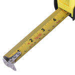 Trena métrica 10m x 25mm emborrachada Tradestar com fita amarela e detalhes em preto, mostrando a medição em centímetros e polegadas. Ideal para construção, carpintaria e marcenaria. Possui 3 travas e presilha para cinto.